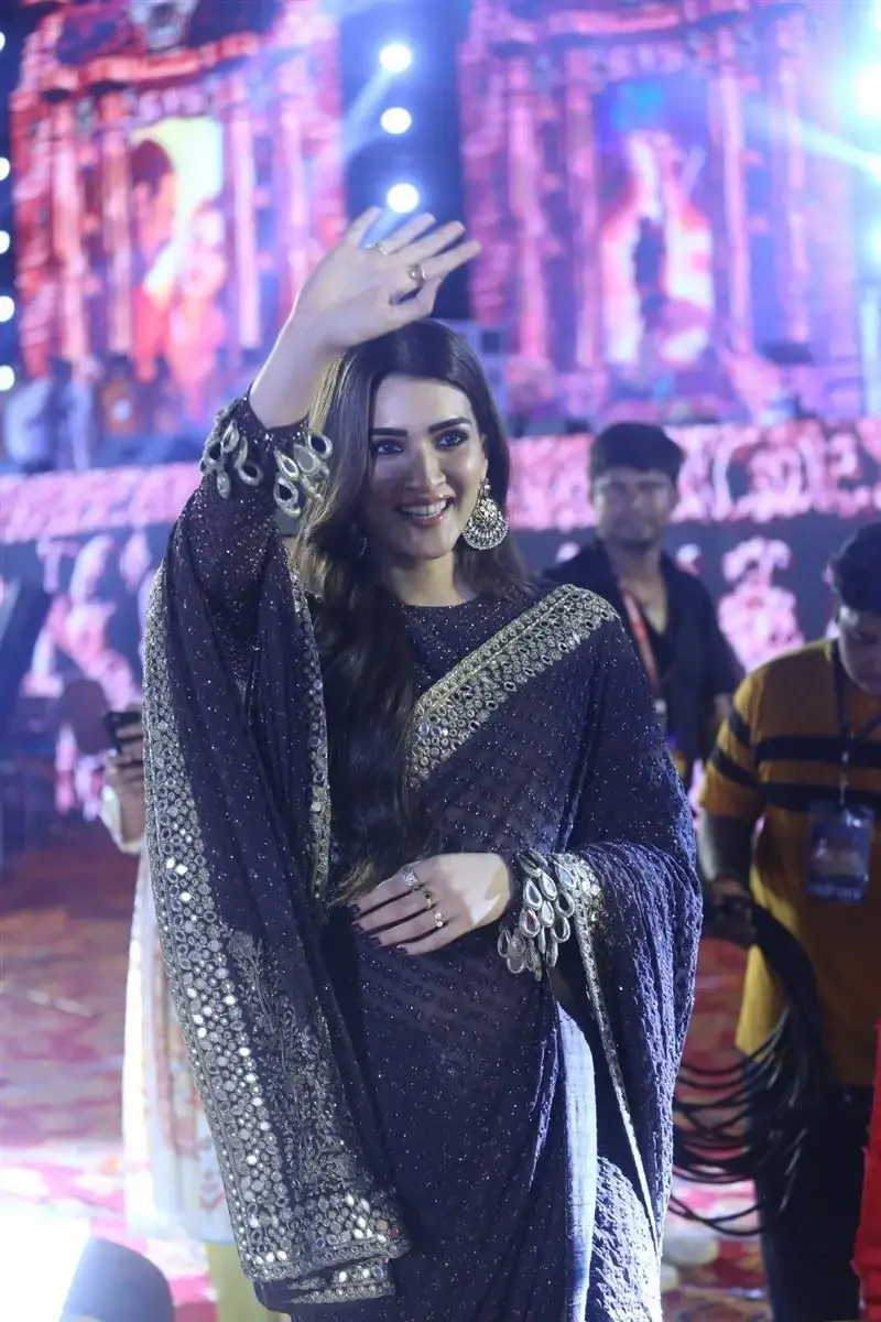 ACTRESS KRITI SANON IN BLACK SAREE AT ADIPURUSH MOVIE PRE RELEASE EVENT 7